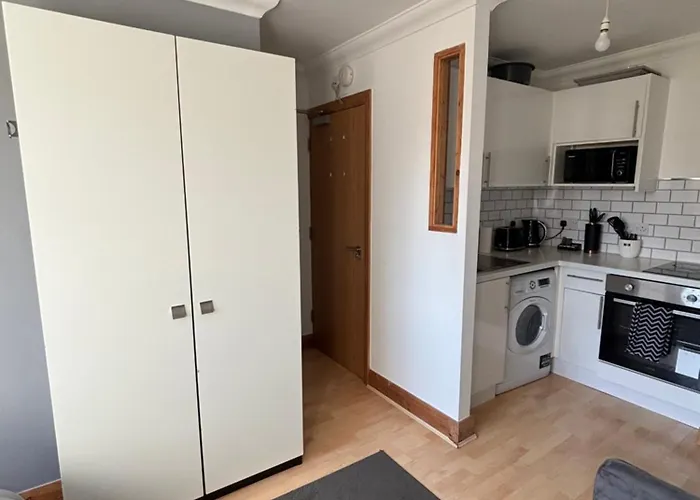 Stylish & Compact City Center Studio Apartment 7A